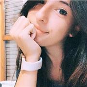 Diplomata in pianoforte impartisce lezioni di pianoforte e materie musicali